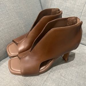 Not worn. Vince Camuto 6.5 Brown Pumps